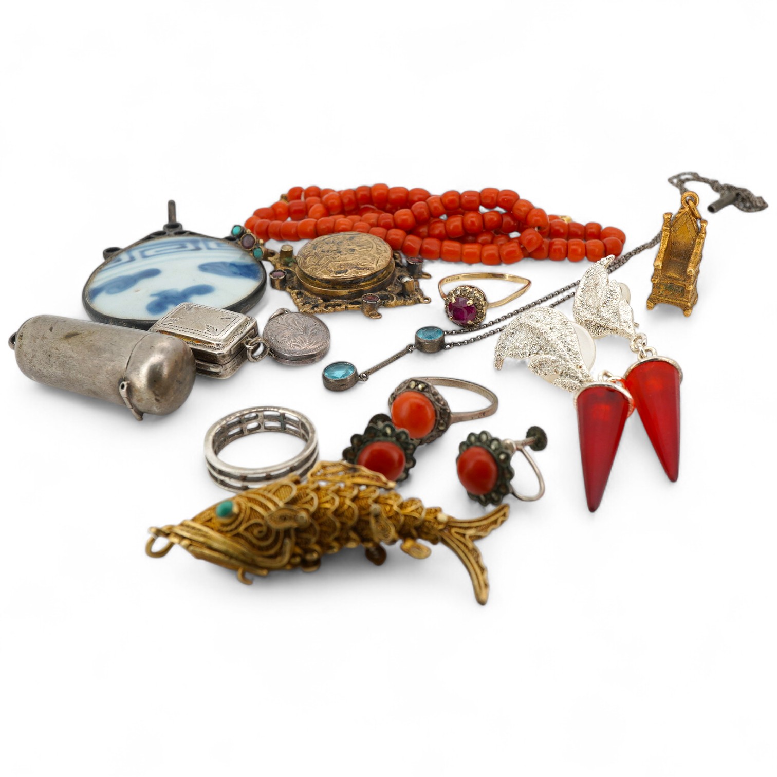 A group of jewels and accessories including a Georgian silver vinaigrette, length 2.2cm, British hallmarks for silver, date letter X for 1795 or 1821; a coral bead necklace, length 39cm; a coral and marcasite ring and pa